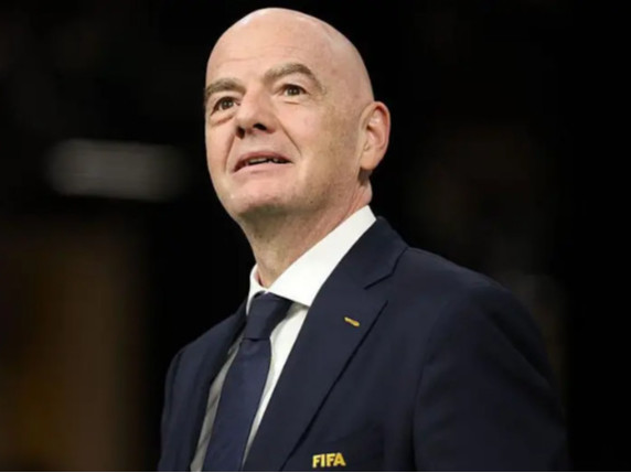 FIFA-гийн ерөнхийлөгч Инфантино уучлал хүсэж албан тушаалдаа үлджээ
